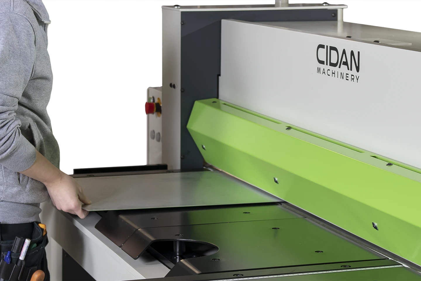 maskingradsax med pneumatisk plåttillhållare mot vit bakgrund