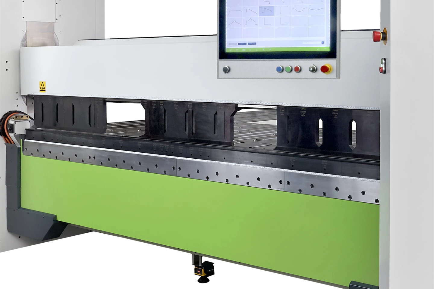 närbild på höga segmenterade lådverktyg till forma z mot vit bakgrund