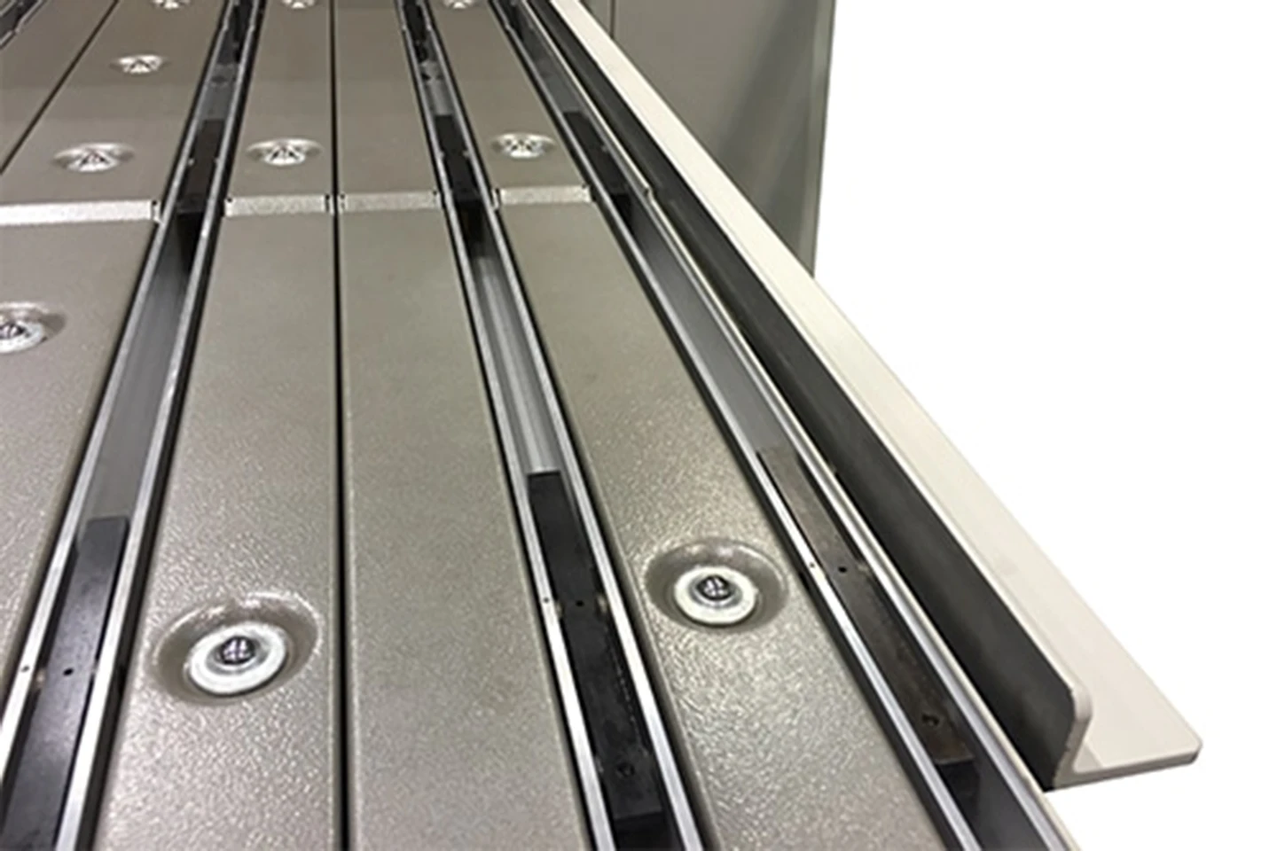 vinkelanslag på anslagsborder till en kantvik forma mot vit bakgrund