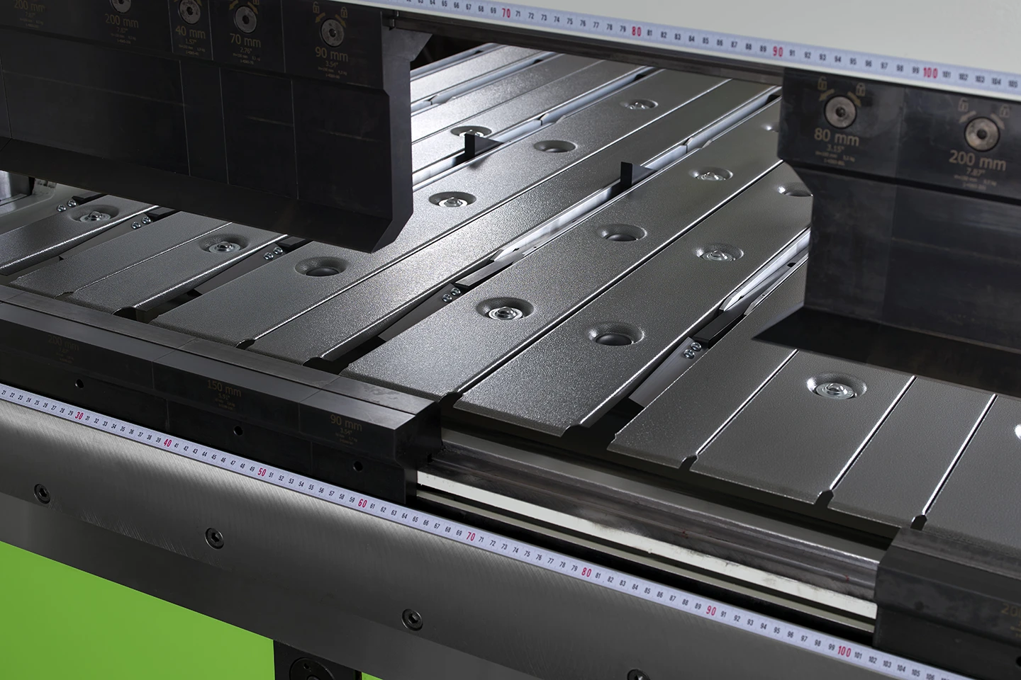 anslagsfingrar och justerbar plåttjockleksinställning på kantvik forma