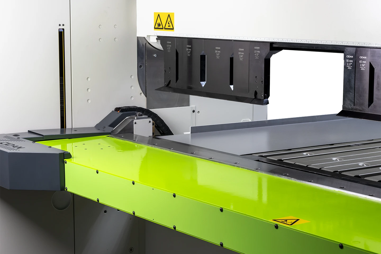 böjbalk på kantvikmaskin forma z mot vit bakgrund