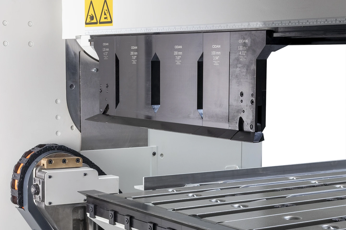 höga segmenterad lådverktyg i kantvik forma z mot vit bakgrund