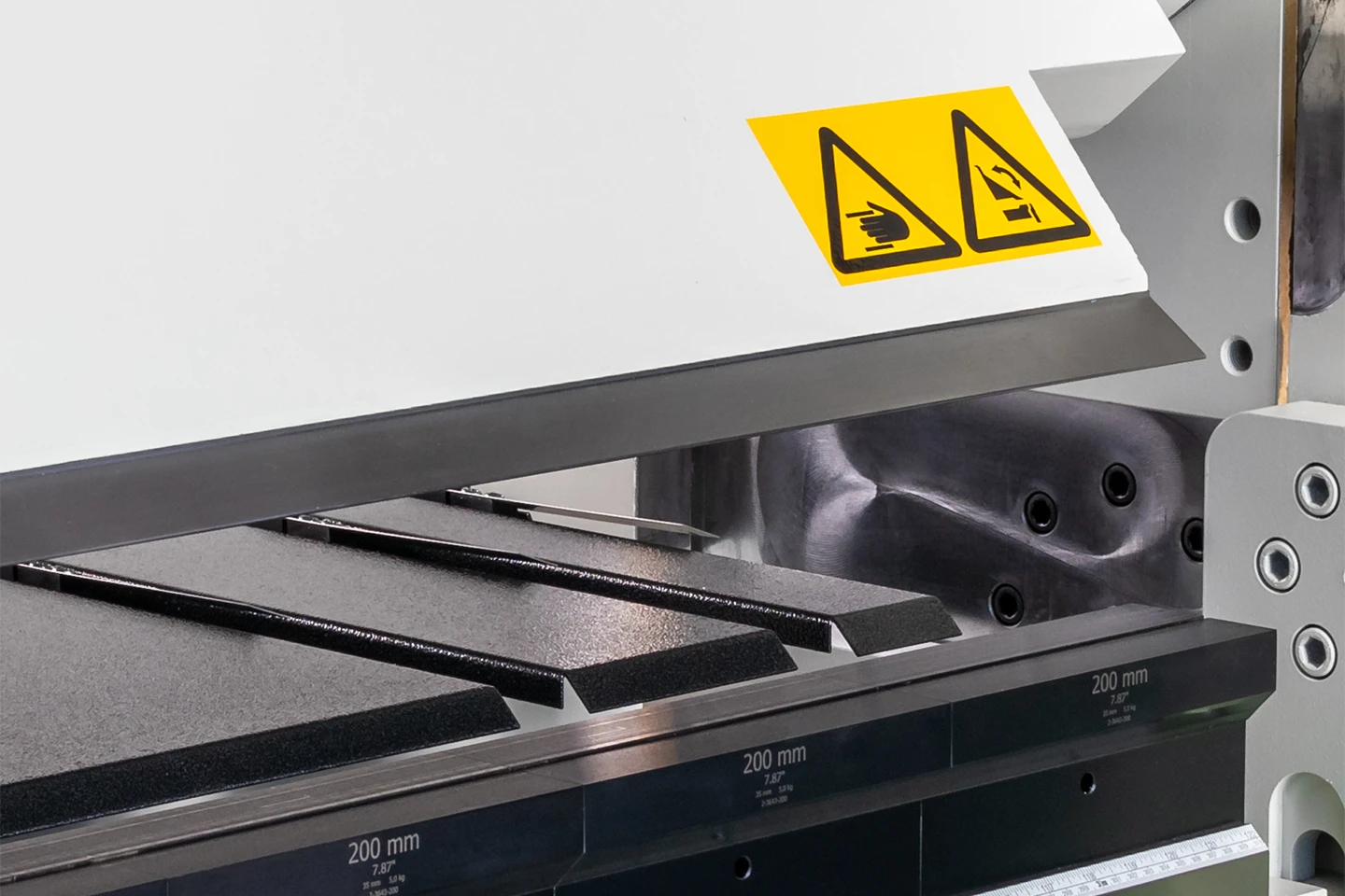 close up of straight rail in cidan fodling machine pro